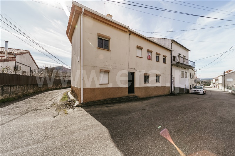 Moradia Geminada T3 / Covilhã, Barco