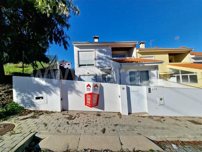 Moradia Geminada T4 / Amarante, Vila Garcia, Aboim e Chapa
