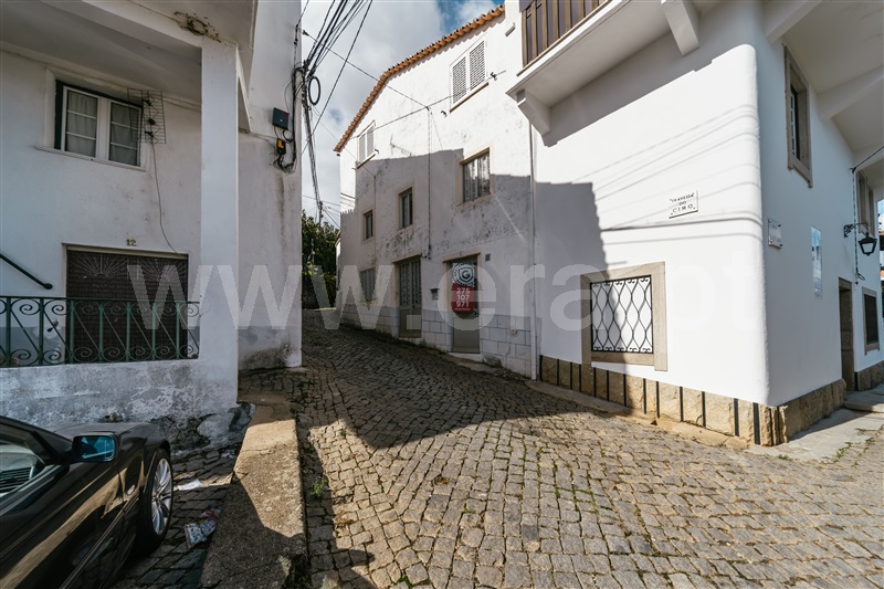 Moradia Geminada T4 / Fundão, Donas
