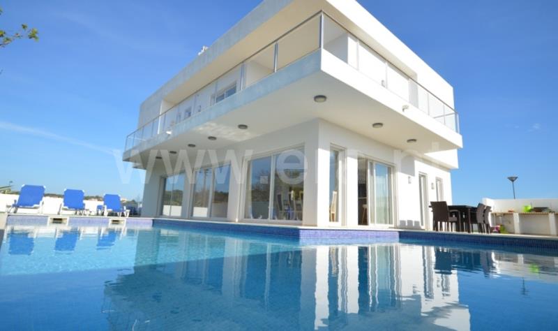Moradia T4 / Lagos, Portelas